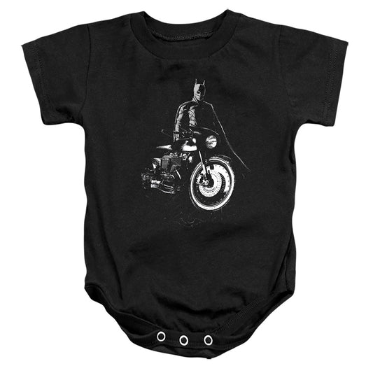THE BATMAN : AND HIS MOTORCYCLE INFANT SNAPSUIT Black MD (12 Mo)