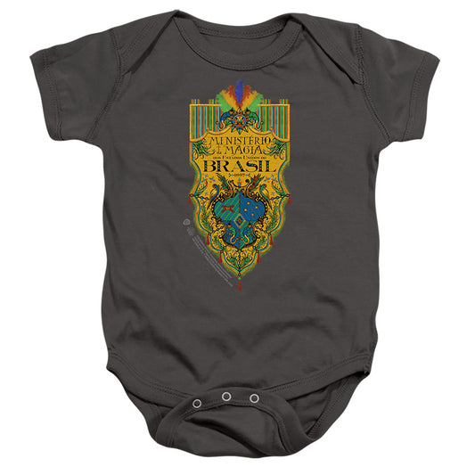 FANTASTIC BEASTS THE SECRETS OF DUMBLEDORE : BRAZIL MINISTRY FLAG INFANT SNAPSUIT Charcoal SM (6 Mo)